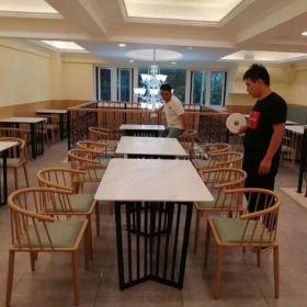 西安魏家凉皮餐桌椅卡座定做工程