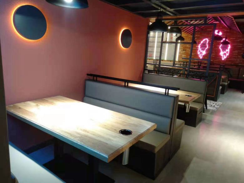 实拍鸿洋烤肉餐厅卡座沙发.jpg