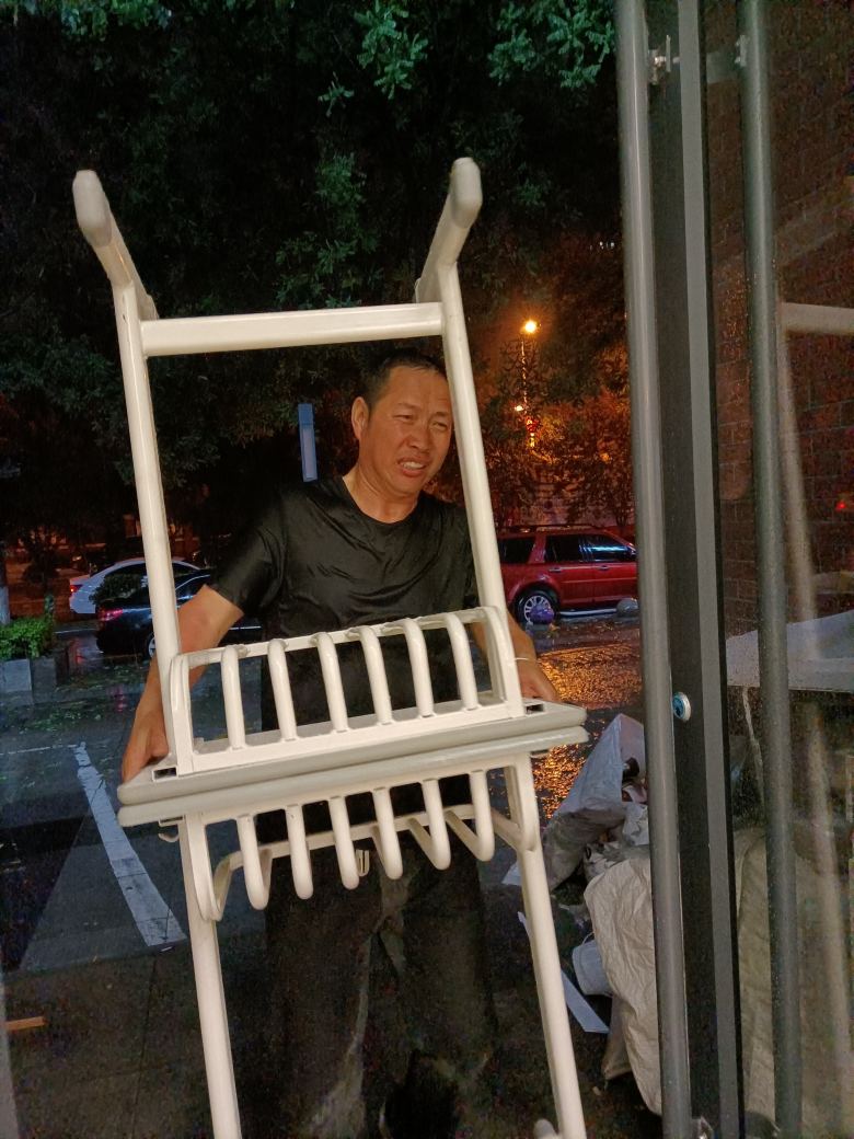 安装部班长雨中给客户送餐桌.jpg