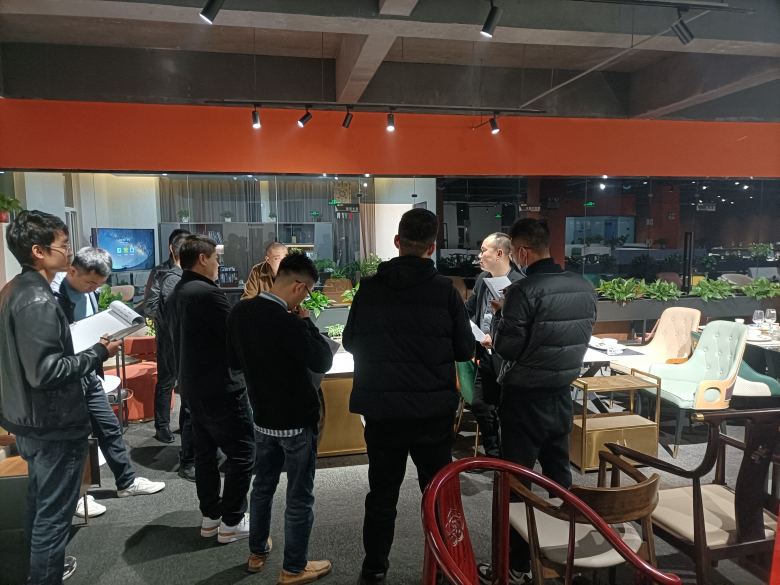 杨总给业务员讲解餐桌椅基础知识.jpg
