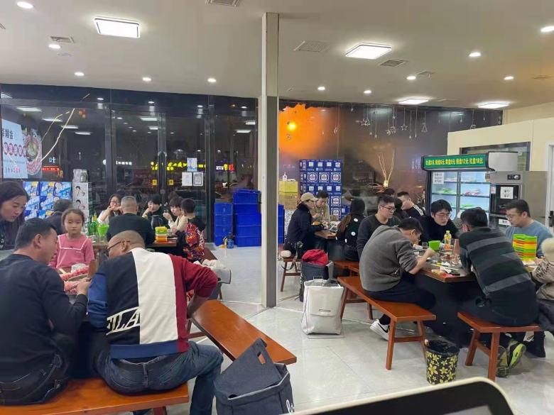 店面实拍火锅桌椅.jpg